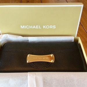 MICHAEL KORS BEDFORD TRAVEL CONTINENTAL WALLET ZIP CLOSE LIKE NEW BLACK w/BOX